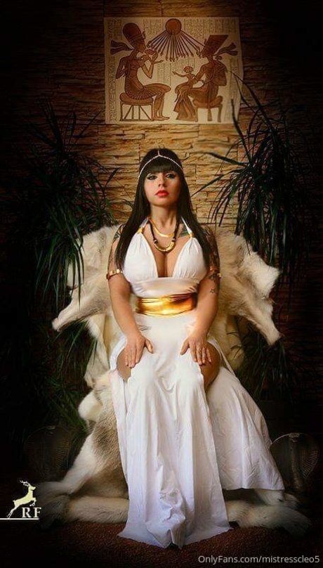 Naken läckt OnlyFans-bild av Mistress Cleopatra