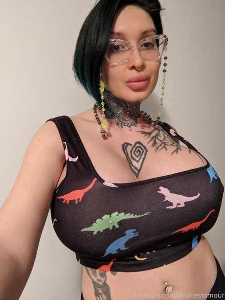 Nahá fotka uniklých OnlyFans od Ariane Saint Amour