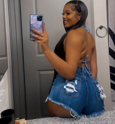 Lola Teases