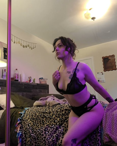 Naken läckt OnlyFans-bild av Miss Marie
