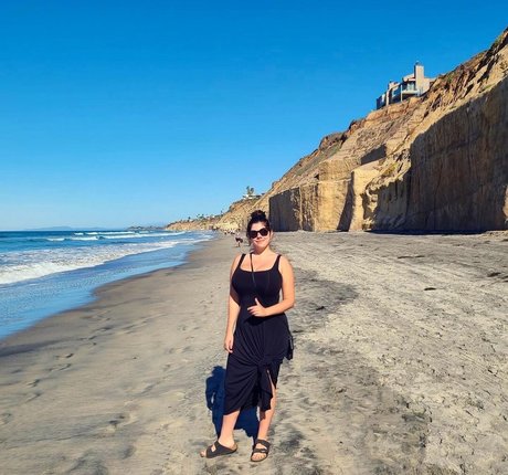 Naken lekkede OnlyFans-bilde av Emily H Barry