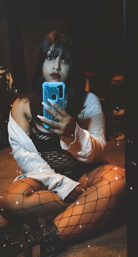 Naken lekkede OnlyFans-bilde av Raeraejiggles