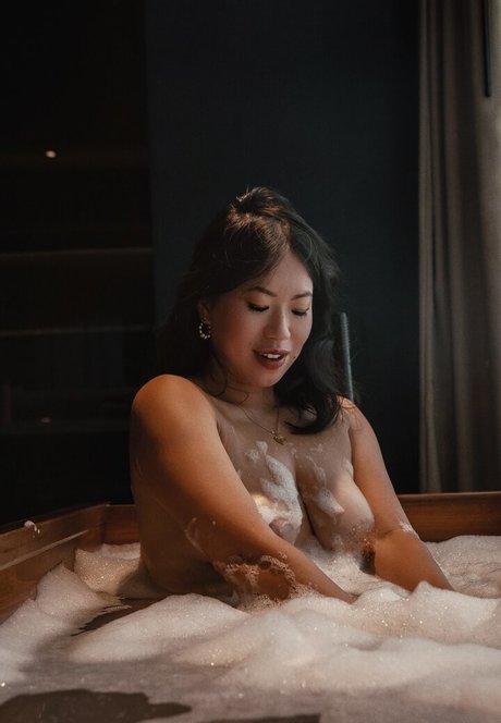 Naken lekkede OnlyFans-bilde av Josie Qu