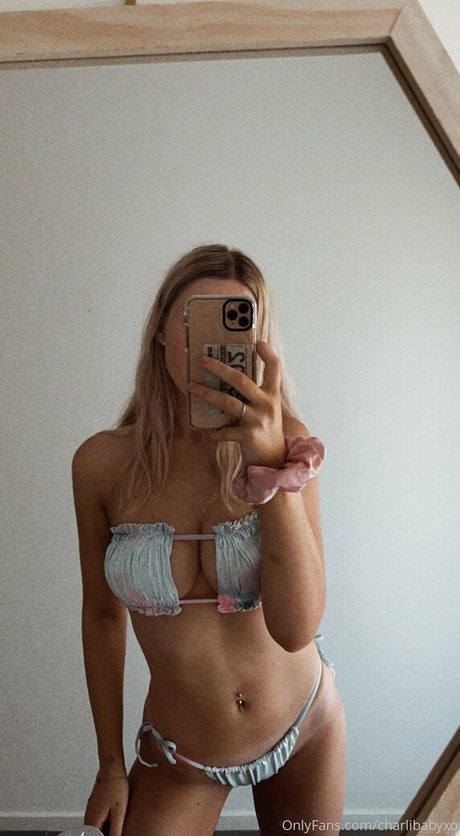 Naken lekkede OnlyFans-bilde av Charlibabyxo