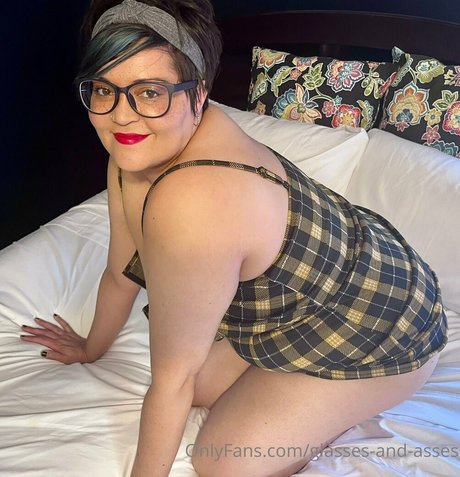 Nahá fotka uniklých OnlyFans od Glassesandasses