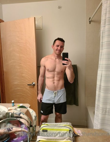 Naken lekkede OnlyFans-bilde av Handyandhandsome