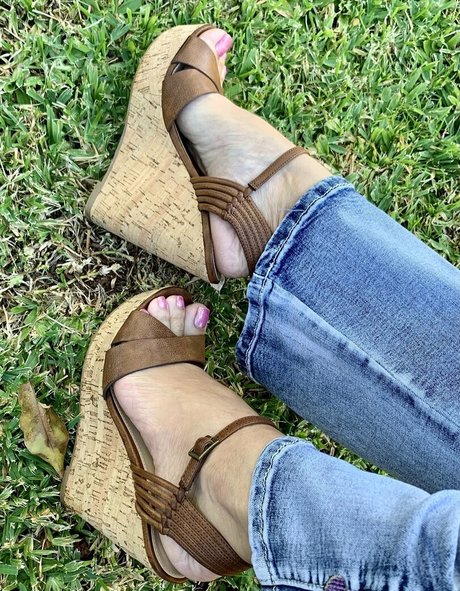 Kim_kisses_foot_goddess