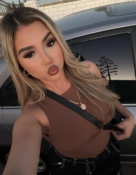 Nahá fotka uniklých OnlyFans od Gisselle Next Door