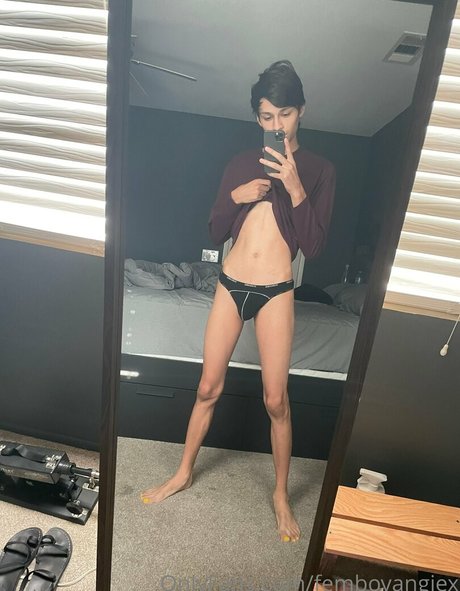 Naken lekkede OnlyFans-bilde av Femboyangiesfeet