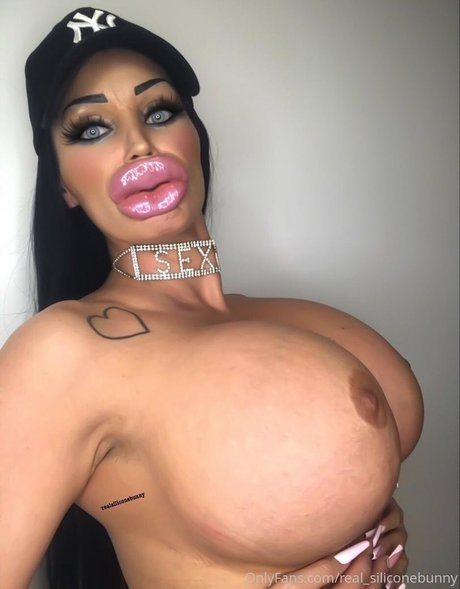 Naken läckt OnlyFans-bild av Realsiliconebunny