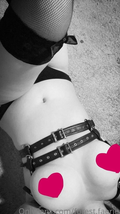 Naken lekkede OnlyFans-bilde av Forestfaerie