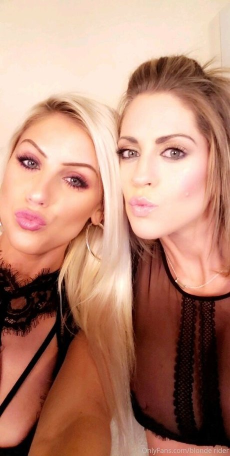 Naken lekkede OnlyFans-bilde av Blonderider
