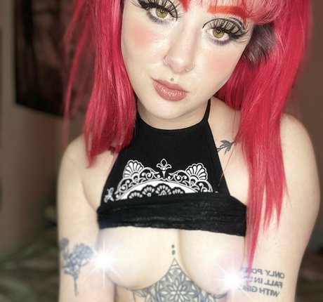 Обнаженная фотография утечки OnlyFans от Petiteredheadbabyfree
