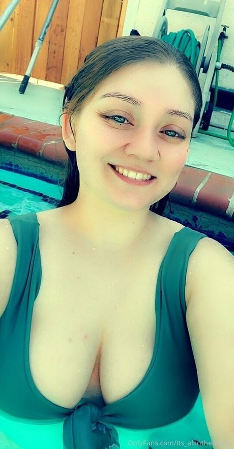 Naken lekkede OnlyFans-bilde av Itsallinthethighs