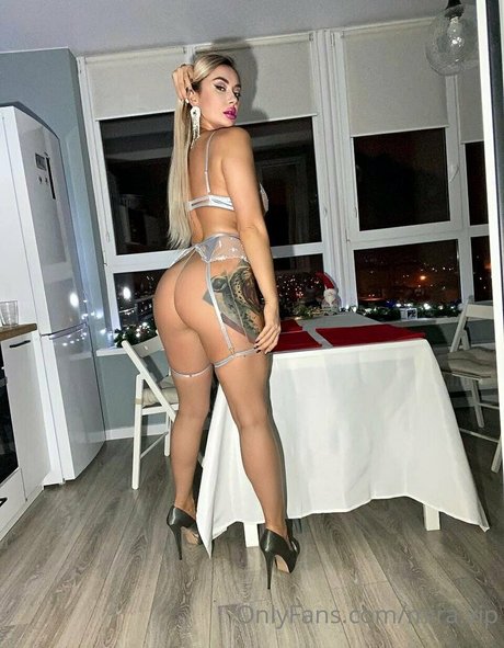 Naken lekkede OnlyFans-bilde av Miravip