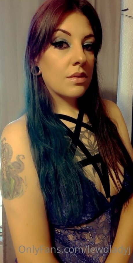 Alaston vuotanut OnlyFans-kuva Lewdladyj
