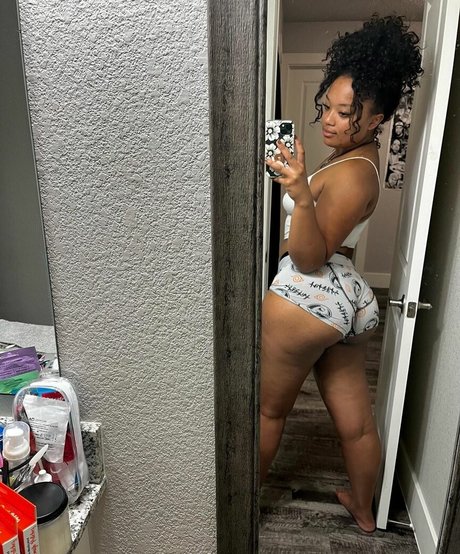 Alaston vuotanut OnlyFans-kuva Blasianhoney