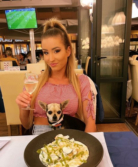 Naken lekkede OnlyFans-bilde av Mistress Ariel