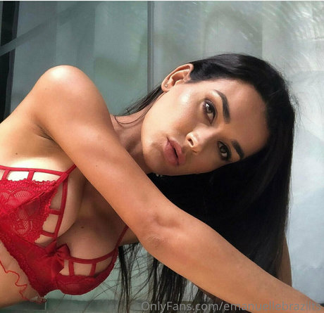 Naken läckt OnlyFans-bild av Emanuellebrazilts