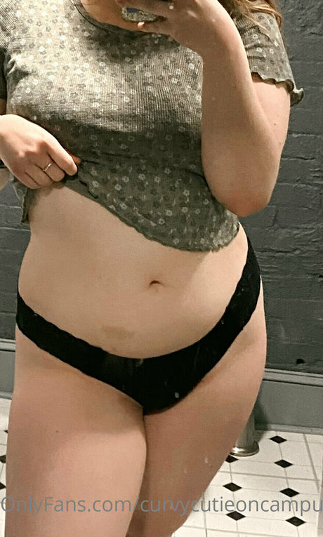 Foto di nudo di fuga di OnlyFans di Curvycutieoncampus