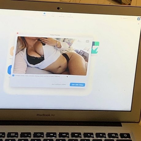 Naken lekkede OnlyFans-bilde av Blonde2000sbby