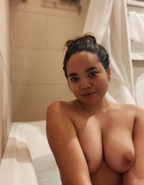 Naken lekkede OnlyFans-bilde av Kellyangel