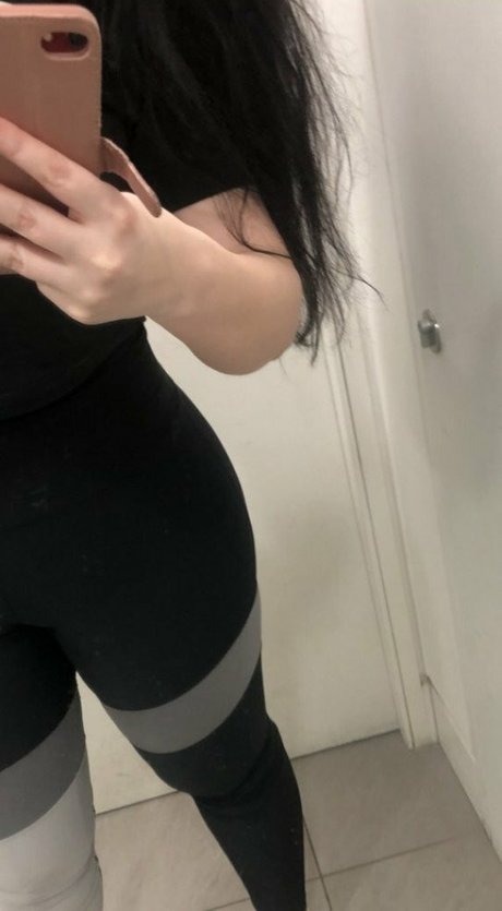 Naken lekkede OnlyFans-bilde av Persiana