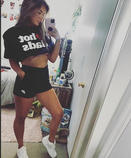 Naken lekkede OnlyFans-bilde av Mommaraex3