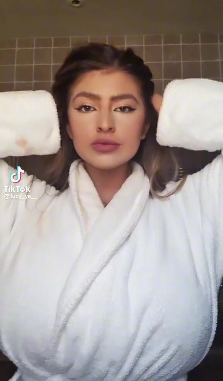 Naken lekkede OnlyFans-bilde av Lucy Ya