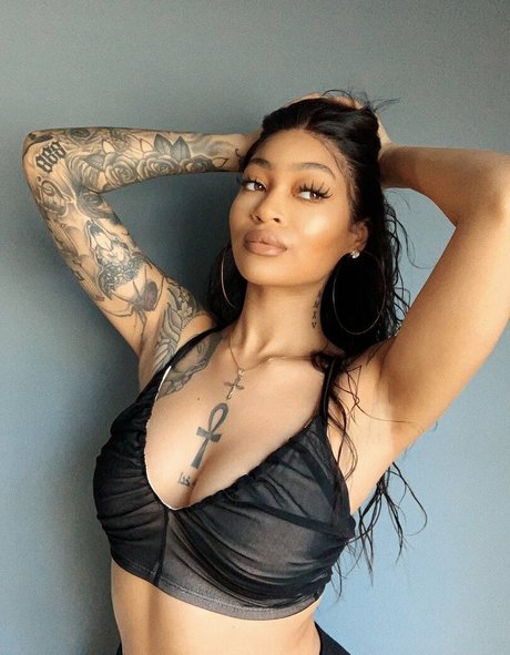 Alaston vuotanut OnlyFans-kuva Evoni