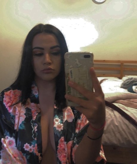 Alasti lekkinud OnlyFans-i pilt Glitterxkittenx