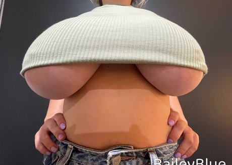 Naakte gelekte OnlyFans-foto van Bailey Blue