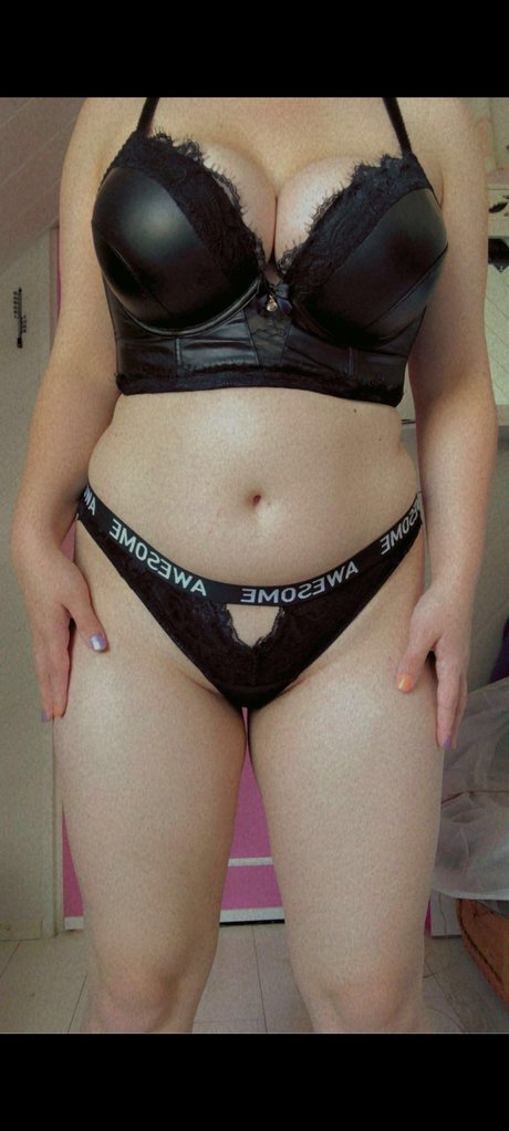 Naken lekkede OnlyFans-bilde av Sina