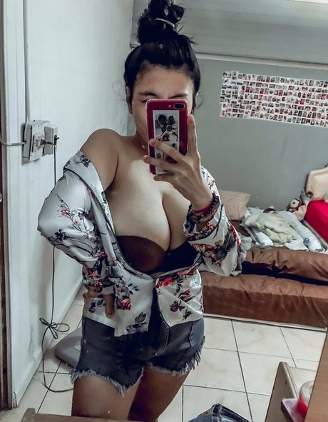 Naakte gelekte OnlyFans-foto van Aungsumalyn