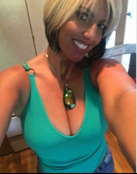 Naakte gelekte OnlyFans-foto van Tina Forte