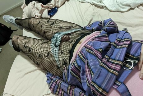 Naken lekkede OnlyFans-bilde av Neonrosa