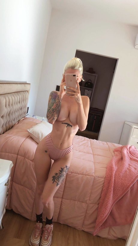 Naken lekkede OnlyFans-bilde av Lara Cavallo