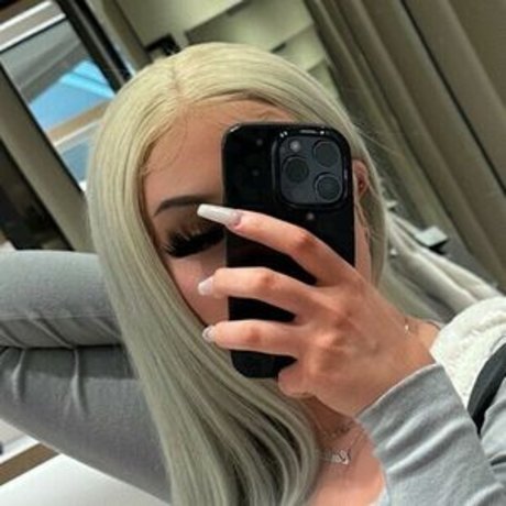 Naken läckt OnlyFans-bild av Goyard Wallet