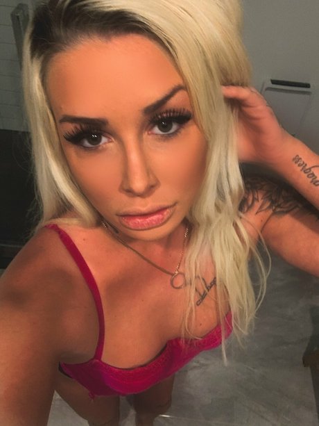 Nahá fotka uniklých OnlyFans od Elodie Baillargeon Roy