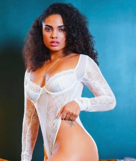 Naakte gelekte OnlyFans-foto van Ravyn Rochelle
