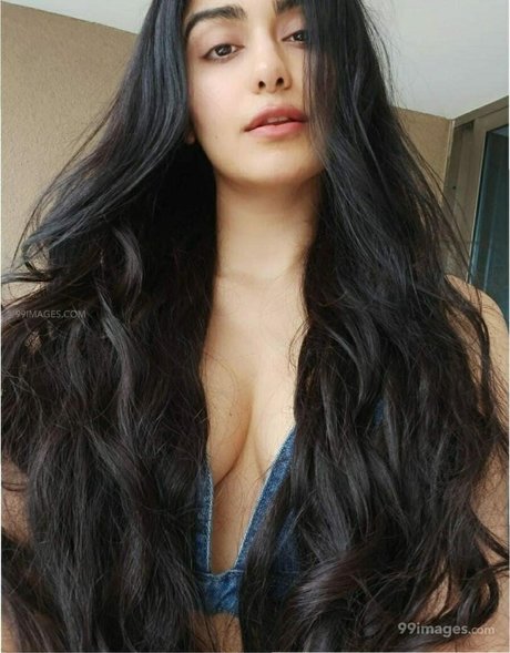 Naken lekkede OnlyFans-bilde av Adah Sharma