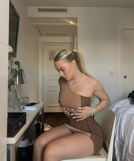 Naakte gelekte OnlyFans-foto van Hannabaumnn