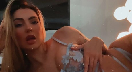 Foto di nudo di fuga di OnlyFans di Oliviamaebae