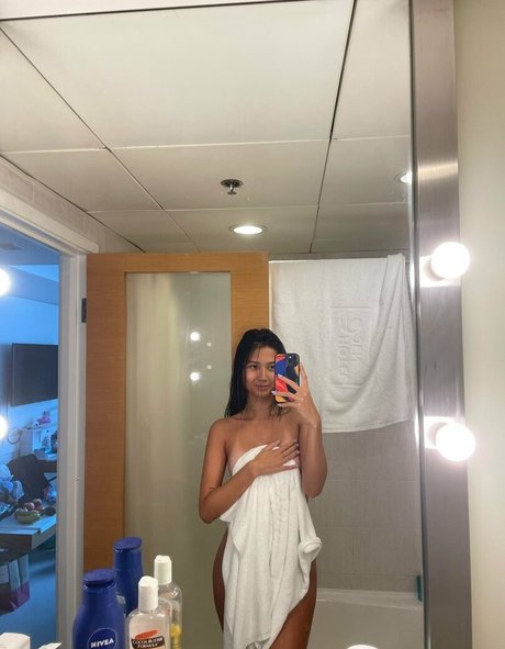 Naken lekkede OnlyFans-bilde av Angelinooor