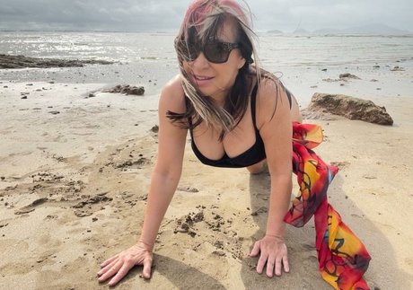 Naakte gelekte OnlyFans-foto van Cynthia Rothrock