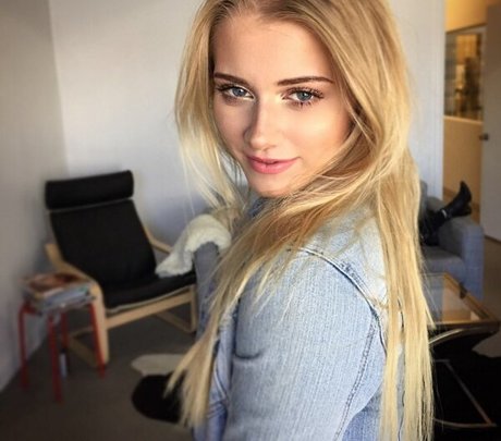 Naken läckt OnlyFans-bild av Alena Savostikova