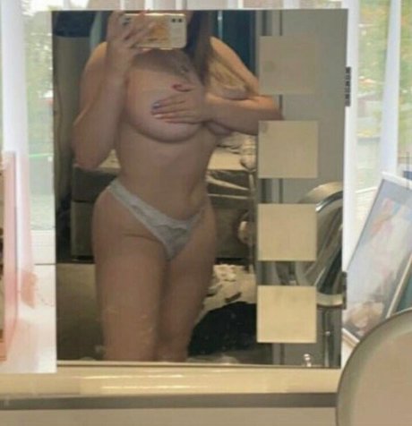 Nøgent lækket OnlyFans-billede af Ellieharp3r