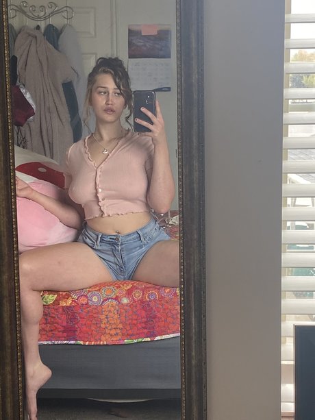 Naakte gelekte OnlyFans-foto van Nerdy Neighbor Tay