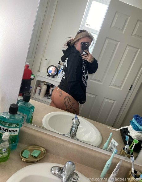 Alyssadoesntboost  nude leaked OnlyFans photo