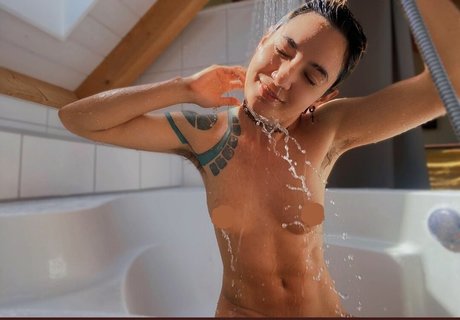 Naken lekkede OnlyFans-bilde av Nokodoko